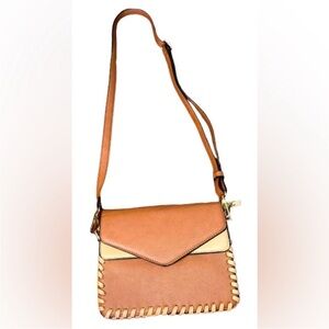 Women’s Melie Bianco Modern Brown And Cream Crossbody Multi Pocketed Purse.